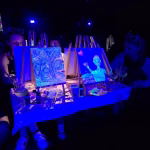 Neon Painting Heidelberg: Gruppe malt im Schwarzlicht